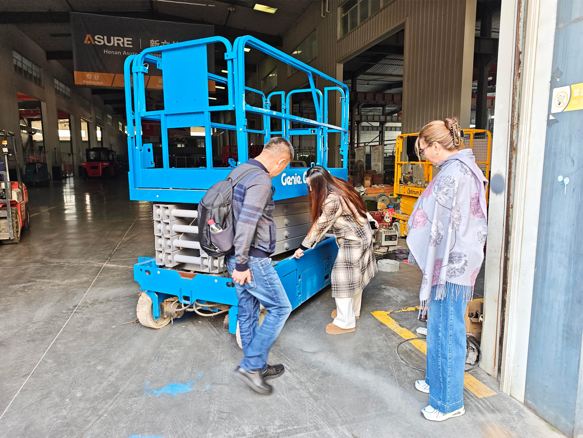 Kazakh Client Visits Asure Machinery to Inspect Scissor Lifts for Export