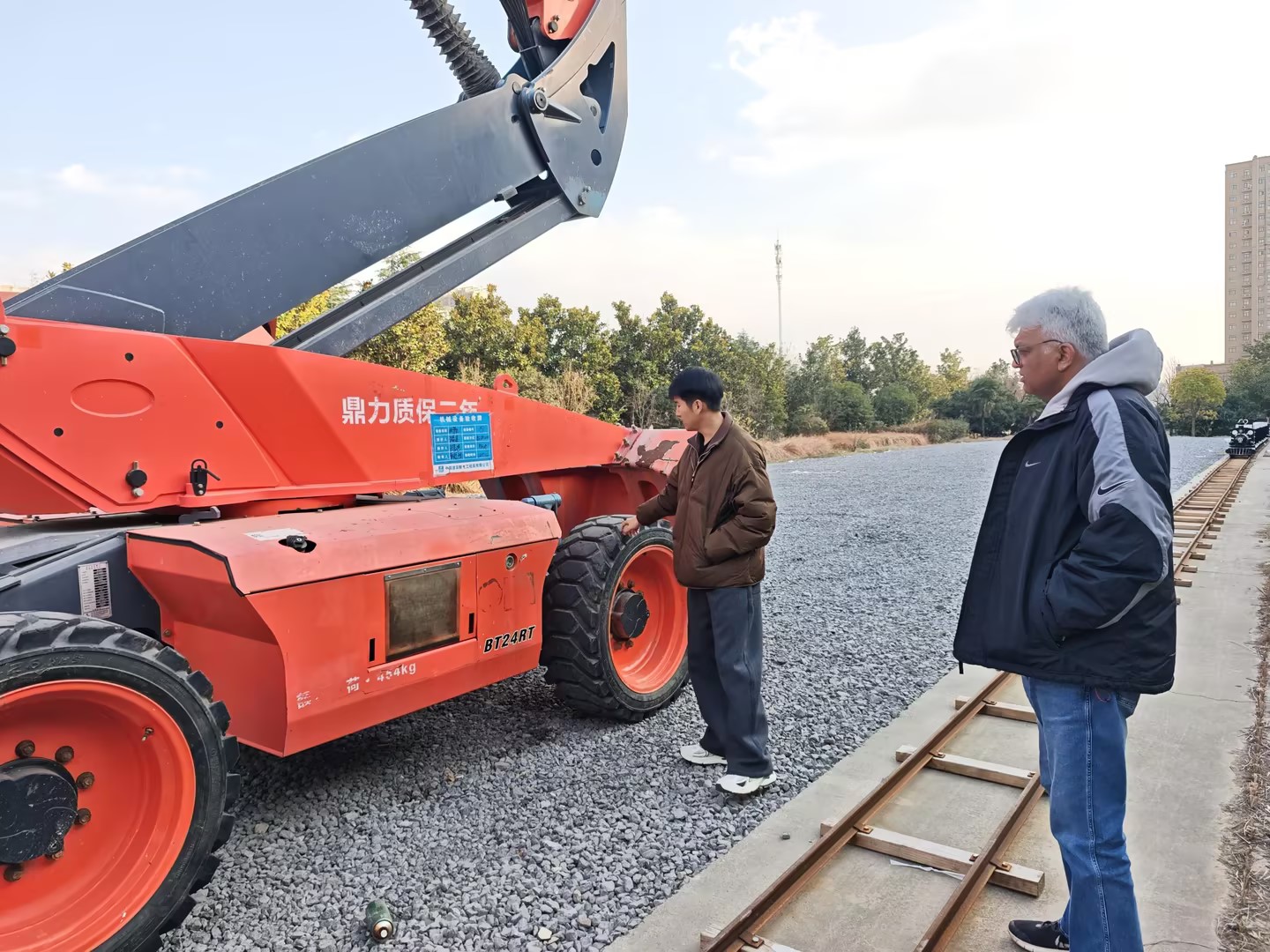 Indian Client Returns for Second Factory Visit to Inspect Boom Lifts — Strengthening Cooperation & Trust
