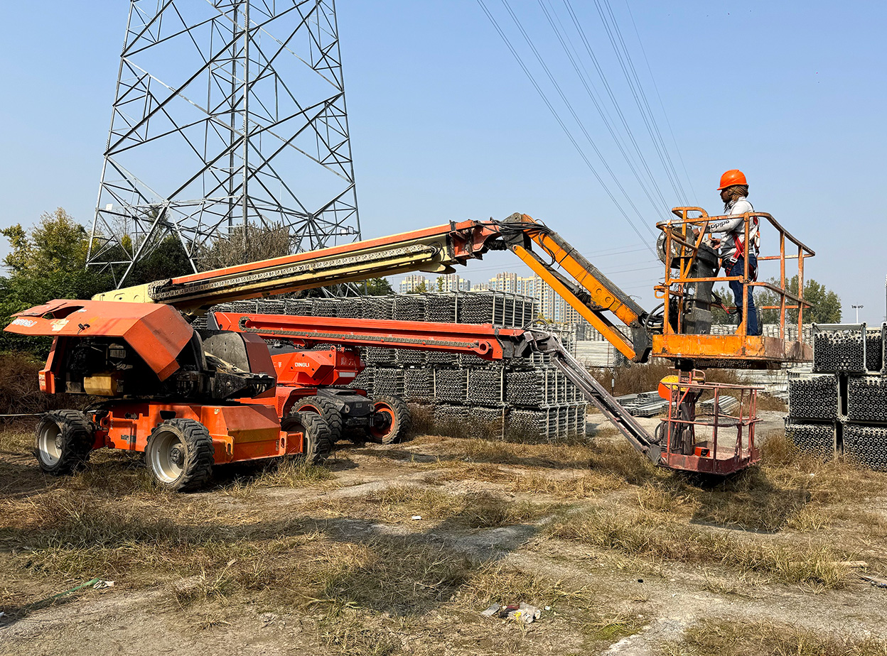 Indian Customer Visits Asure Machinery for JLG 660SJ Testing and Dingli 1412DC Inspection